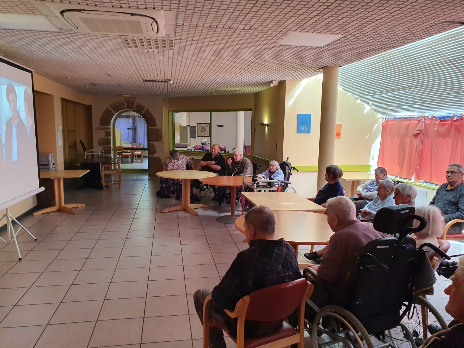 Séance Cinéma EHPAD Chateaulin Séance Cinéma EHPAD Chateaulin